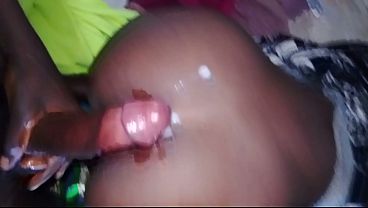 BITE GÉANTE PERCÉE ET ÉJACULE DANS UNE PETITE CHATTE DE SALOPE ÉTROITE
